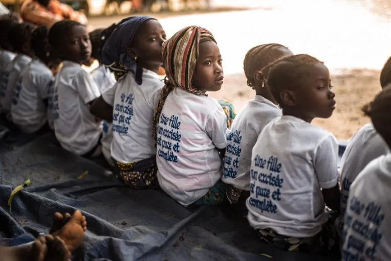 Niñas en Guinea que no han sufrido ablación llevan camisetas con el mensaje "Una chica sin cortar es pura y completa".