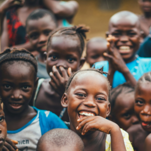 Niños y niñas en Africa mirando a la cámara