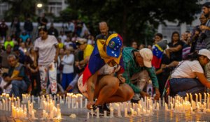 Crisis de Derechos Humanos en Venezuela: imagen de venezolanos prendiendo velas