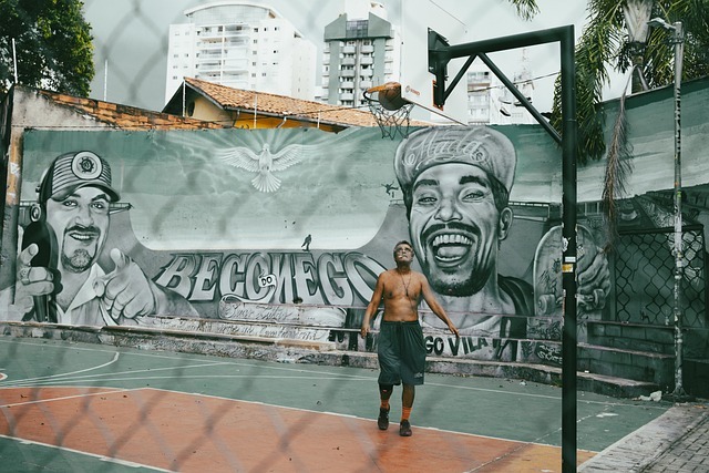 Hombre jugando al basketball