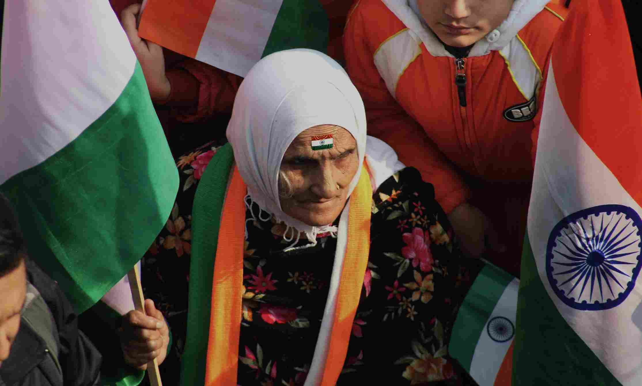 Mujer india manifestándose