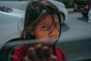 Niña asiática levantando la mano en señal de stop para protestar contra el racismo en Nueva Zelanda