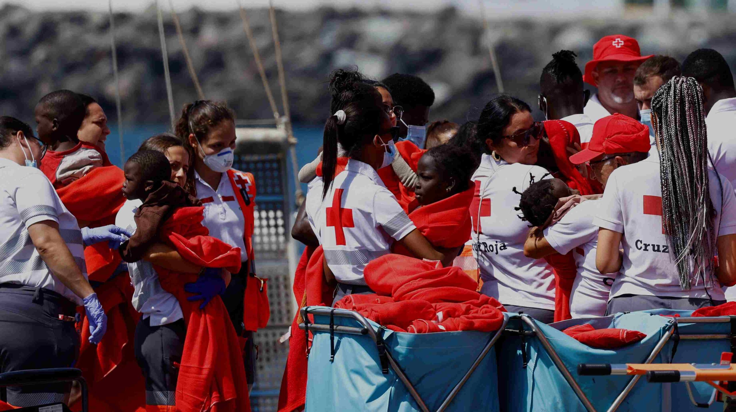 Cruz roja ayudando a niños immigrantes
