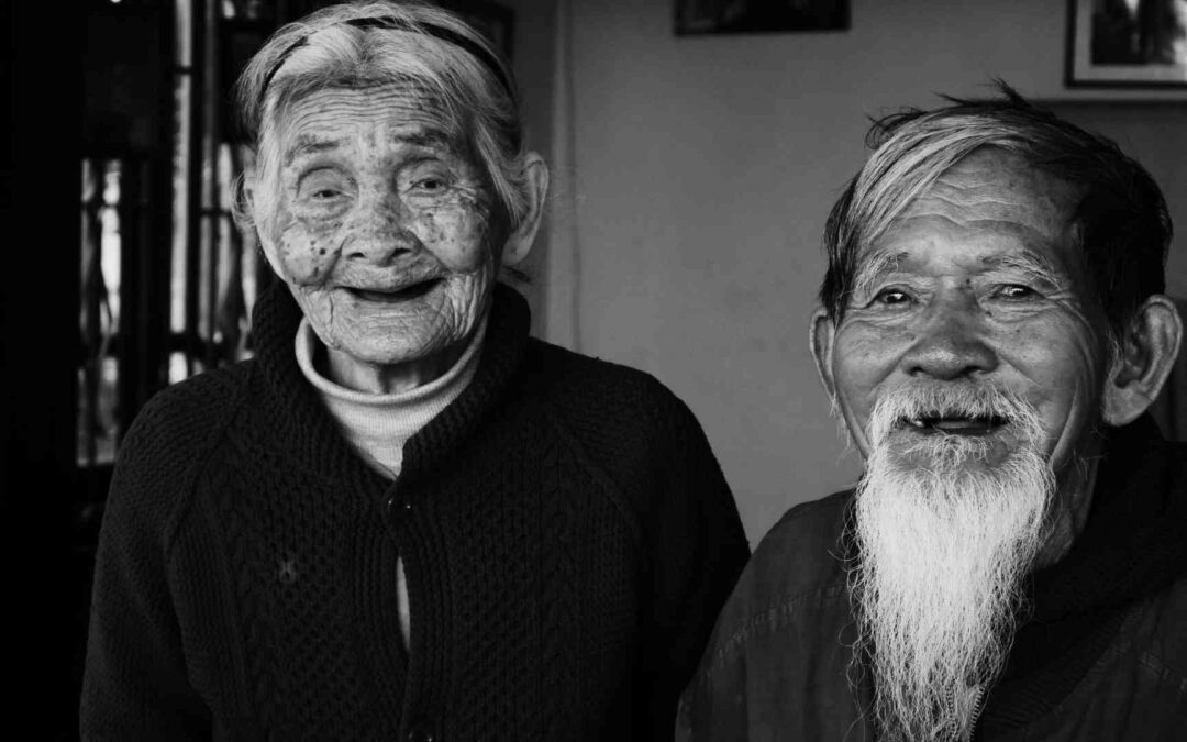 Dos ancianos sonrientes, símbolo de la vejez y la resiliencia en contextos de abandono social en Japón