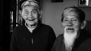 Dos ancianos sonrientes, símbolo de la vejez y la resiliencia en contextos de abandono social en Japón